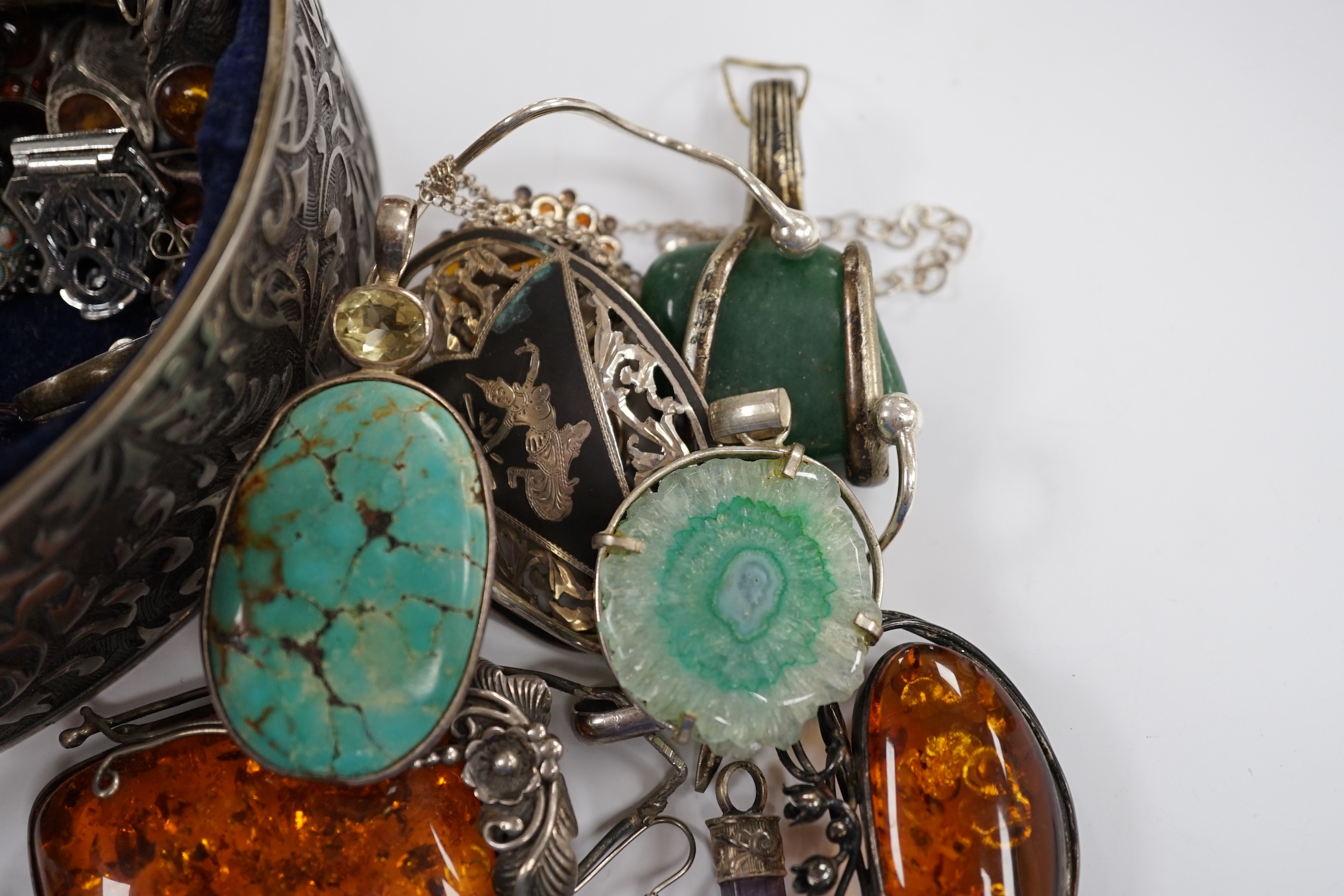 A quantity of assorted jewellery including Israeli 925 brooch, sterling agate pendant and large amber set pendant.